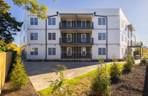 Mosby Apartment | Church Hill North Deluxe Apt 208 at 28th Street