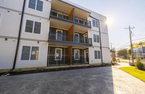 Mosby Apartment | Church Hill North Deluxe Apt 208 at 28th Street