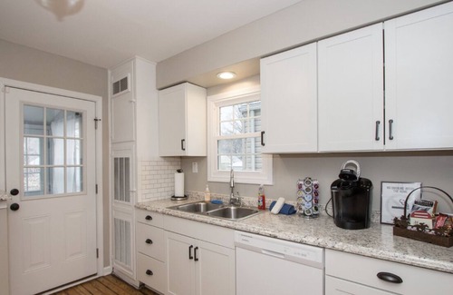 Wyandotte House | Churchill Cottage downtown, airport, expo center