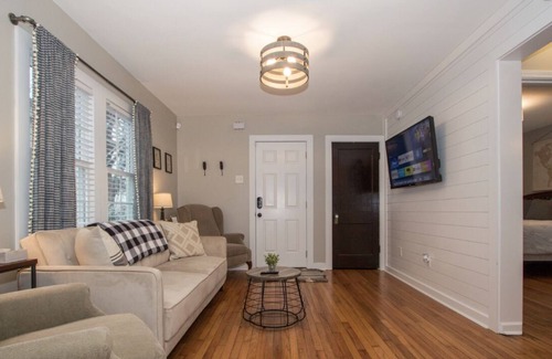 Wyandotte House | Churchill Cottage downtown, airport, expo center