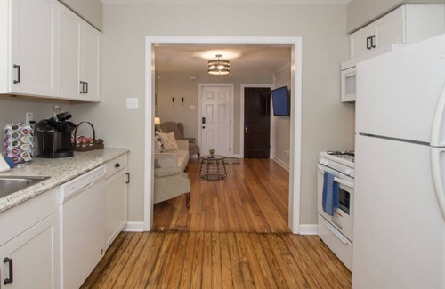 Wyandotte House | Churchill Cottage downtown, airport, expo center