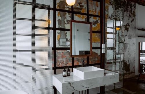 District 5 Apartment | CHUYEN levanlinh20 Colonial French-era flat, central Saigon