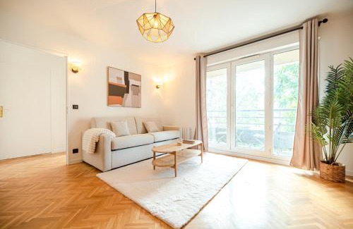 Belleville Apartment | CIA - Flat with Balcony in East Paris, Buttes Chaumont