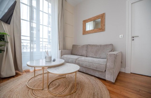 Vivienne Apartment | CIA - Louvre museum