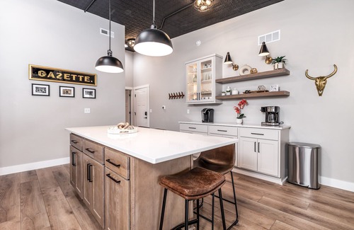Galena Apartment | Cider Sips & Cozy Nights @ Gazette Suites on Commerce St! Dedicated Parking!