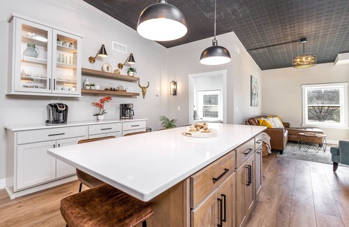Galena Apartment | Cider Sips & Cozy Nights @ Gazette Suites on Commerce St! Dedicated Parking!