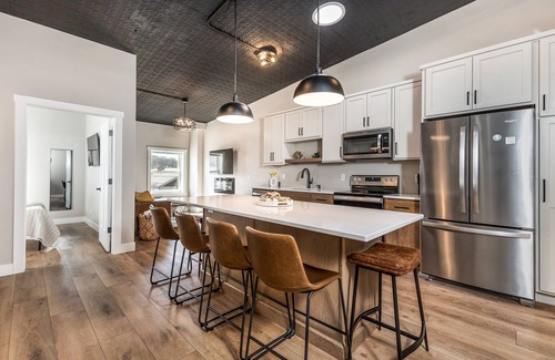 Galena Apartment | Cider Sips & Cozy Nights @ Gazette Suites on Commerce St! Dedicated Parking!