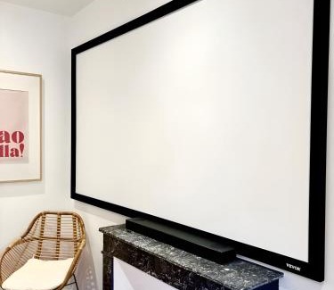 Montfrin Apartment | cinéma & balnéo privatif