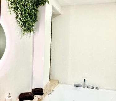 Montfrin Apartment | cinéma & balnéo privatif