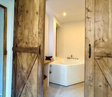 Montfrin Apartment | cinéma & balnéo privatif