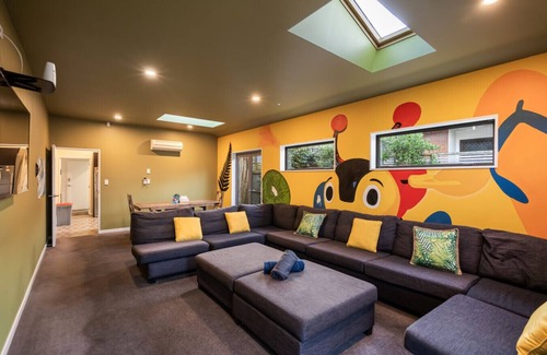 Linwood House | Cinema-Central-6B ensuites-GamesRoom-Free Parking