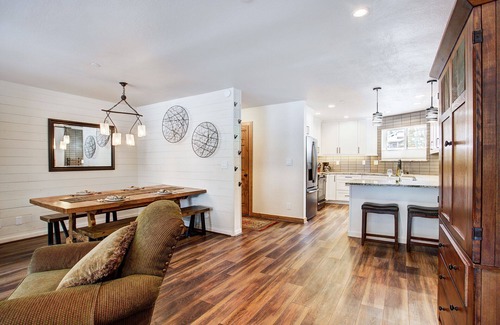 Mountain House Condo | Cinnamon Ridge Après Ski Retreat: Private Hot Tub + Walk to Slopes