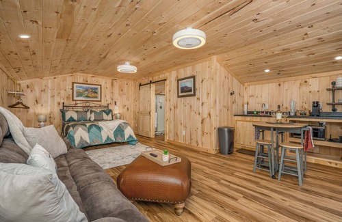 Boone Apartment | Circle C Honey Hole – Cozy Loft Retreat in the Heart of Nature