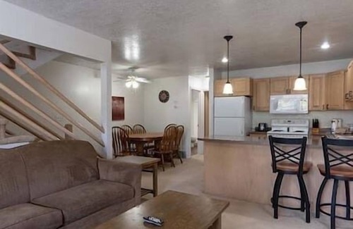 Summit Park Resort | Circle J | Lux Condo | Kitchen | Great Location