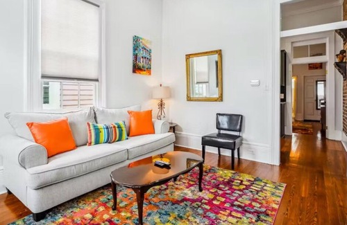 East Carrollton Apartment | Citrine Dream King bed Near Carrolton Street Car