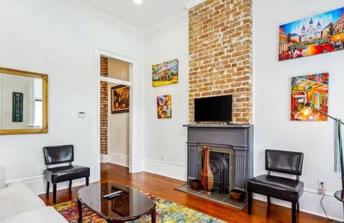 East Carrollton Apartment | Citrine Dream King bed Near Carrolton Street Car