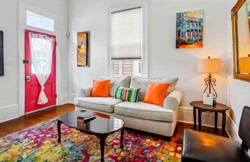 East Carrollton Apartment | Citrine Dream King bed Near Carrolton Street Car
