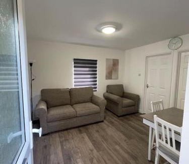 Broad Green Apartment | Citrine - Executive London Garden Flat
