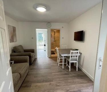 Broad Green Apartment | Citrine - Executive London Garden Flat