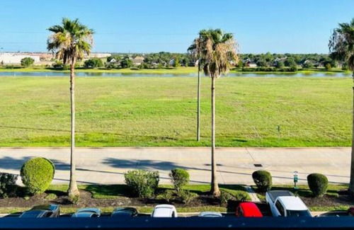 Pearland Apartment | Citrus ~ Cheerful 1 Bedroom w/Nature View & Shopping Nearby