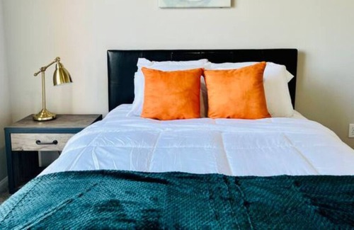 Pearland Apartment | Citrus ~ Cheerful 1 Bedroom w/Nature View & Shopping Nearby