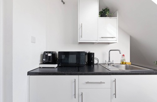 South Harrow Apartment | City Apartment - Sleeps 2 & Free Parking