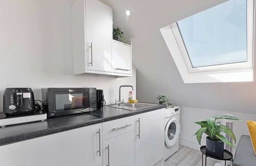 South Harrow Apartment | City Apartment - Sleeps 2 & Free Parking