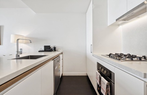 Spring Hill Apartment | City Base with Pool Balcony Gym & Fast WiFi