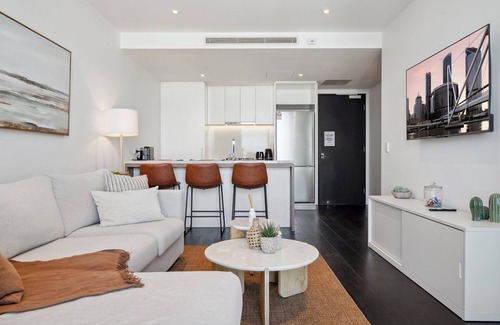 Spring Hill Apartment | City Base with Pool Balcony Gym & Fast WiFi