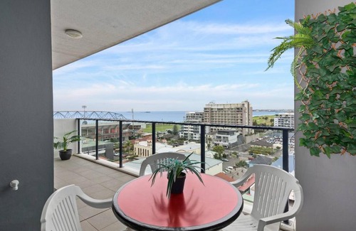 Wollongong Apartment | City Beach Escape - Wollongong Waterside Serenity