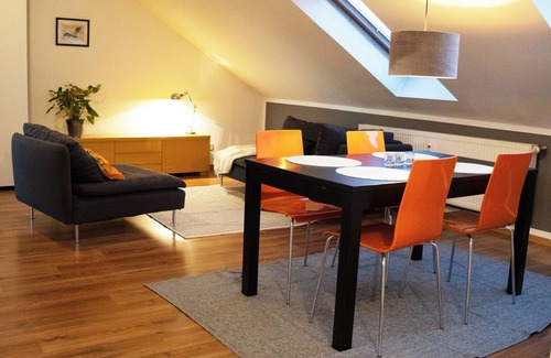 Sanderau Apartment | City-Center Apartment with Loggia and Parking