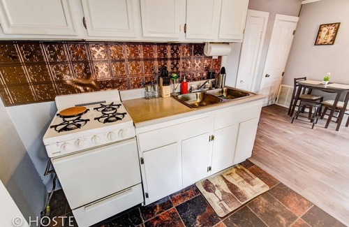 Central Colorado Springs Cottage | City Center Cottage Netflix, Mtns & Adventure!