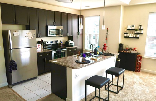 Huntington Apartment | City center luxe Huntington metro PS5+fast Wi-Fi
