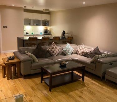 East End Apartment | City Centre 2 bedroom apartment, secure parking.