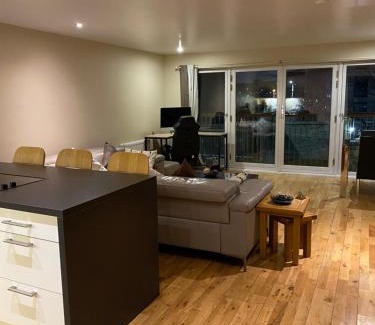 East End Apartment | City Centre 2 bedroom apartment, secure parking.