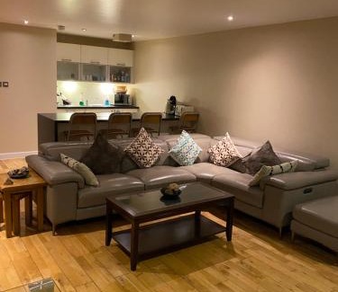 East End Apartment | City Centre 2 bedroom apartment, secure parking.