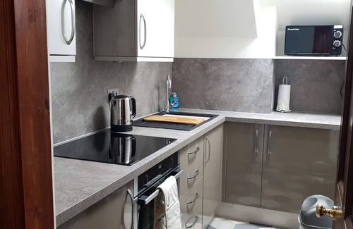 Inverness City Centre Apartment | City Centre. 2 double bedrooms. Free parking.