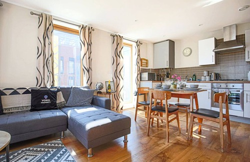 Milton Keynes Apartment | City Centre Apartment Wrap-Around Balcony Secure Parking SkyTV WiFi