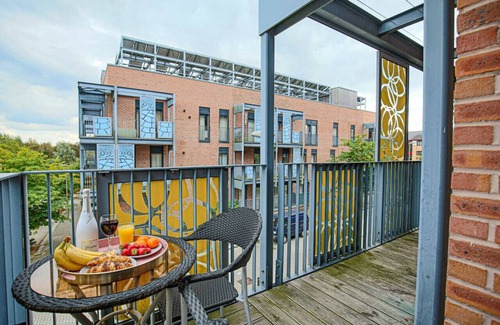Milton Keynes Apartment | City Centre Apartment Wrap-Around Balcony Secure Parking SkyTV WiFi