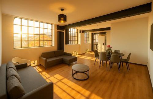 RopeWalks Apartment | City Centre Balcony Apartment for 6 - Steps to Dining, Bars & Train
