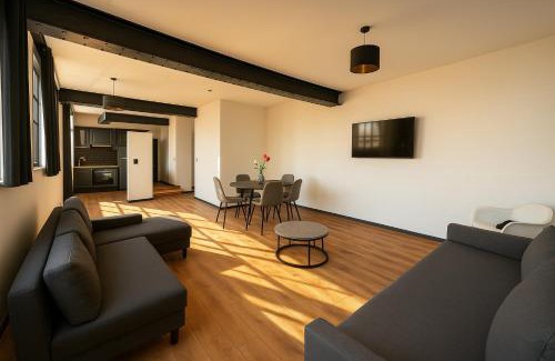 RopeWalks Apartment | City Centre Balcony Apartment for 6 - Steps to Dining, Bars & Train