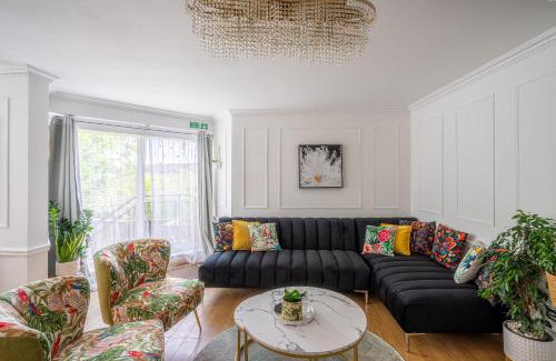 Pleasance House | City Centre House - 5 bedrooms - sleeps 9 - parking