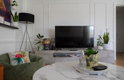 Pleasance House | City Centre House - 5 bedrooms - sleeps 9 - parking