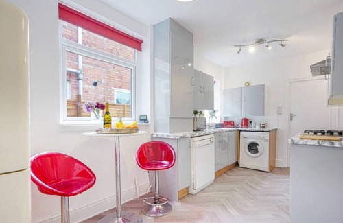 Northampton House | City Centre House - Parking, Fast Wi-Fi & SmartTVs