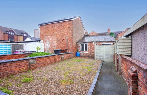 Northampton House | City Centre House - Parking, Fast Wi-Fi & SmartTVs