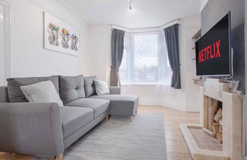 Northampton House | City Centre House - Parking, Fast Wi-Fi & SmartTVs