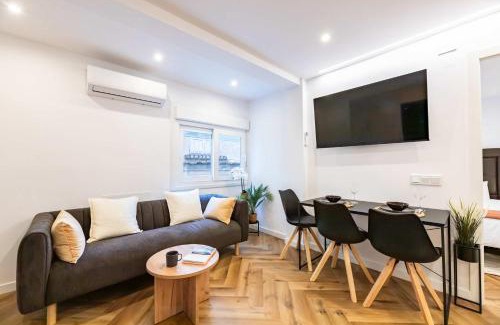 La Victoria Apartment | City Charm - Stylish 3BD in Malaga Centro