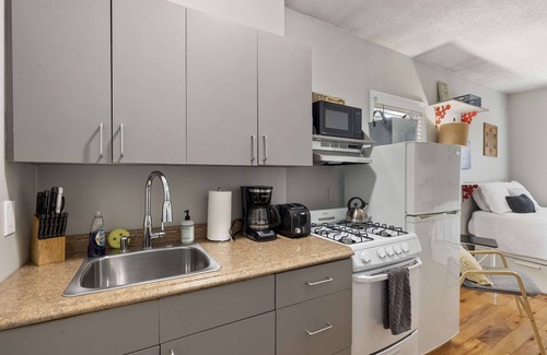 Manchester Apartment | City Chic 2nd flr Studio w/Enclosed Private Porch