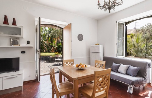 Picanello-Ognina-Barriera-Canalicchio Apartment | City Cottage with Garden and Pool by Wonderful Italy