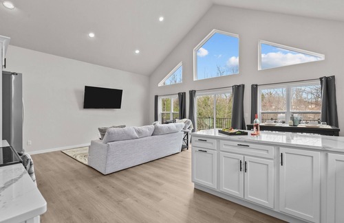 Pine River House | City Detox- Hot Tub, SUPs, Kayaks, Firepit, Chill